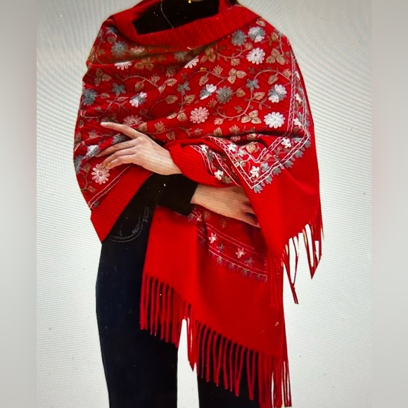 Embroidered Flower Vine Wrap in Red - Picture 2 of 6